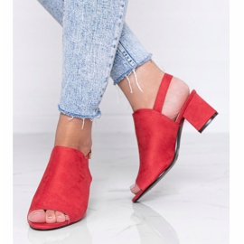 Crvene sandale na postolju s drškom od mrlje crvena 1