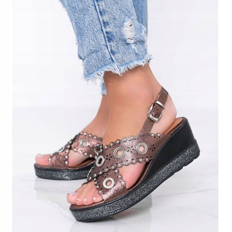 Smeđe metalik sandale na klin Pon smeđa 1