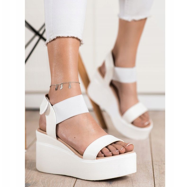 Small Swan Modne sandale na klin bijela 1
