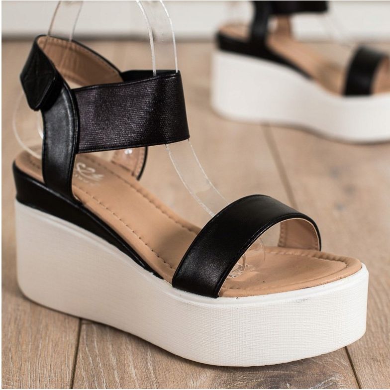 Small Swan Modne sandale na klin crno 1