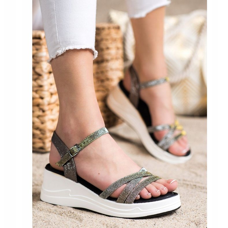 Small Swan Sandale sa šljokicama na klinu crna 1