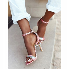 Sandale na visoku petu sa zmijskim uzorkom Lu Boo Pink ružičasta višebojan 1