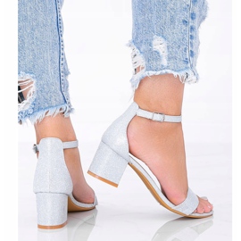 Srebrne sjajne sandale na niskom Malabo stupu srebro 1