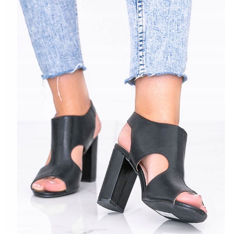 Crne sandale na Gally postu crno 1