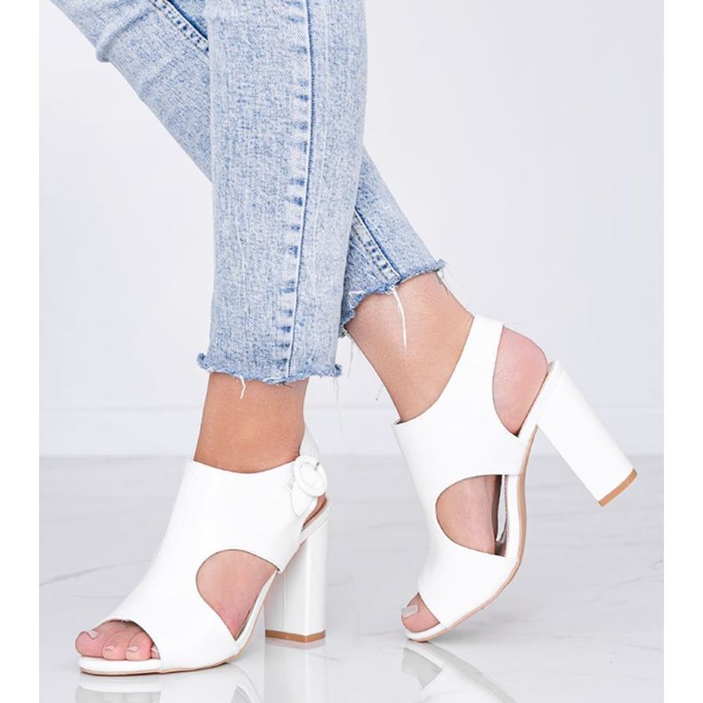 Bijele sandale na Gally postu bijela 1