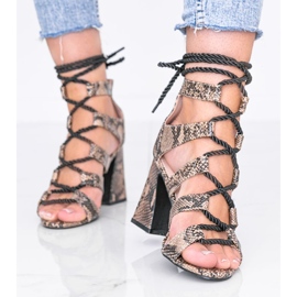 Motiv vesele zmijske kože u bež sandalama 1