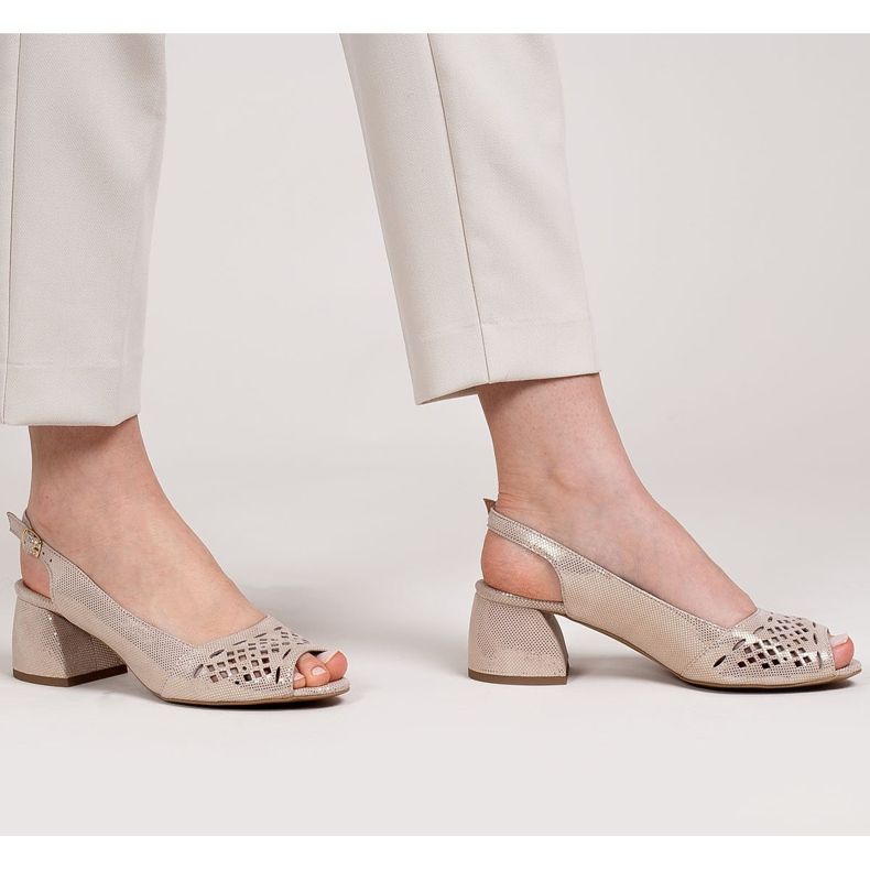 Marco Shoes Bež i zlatne sandale od antilopa s perforacijom 1