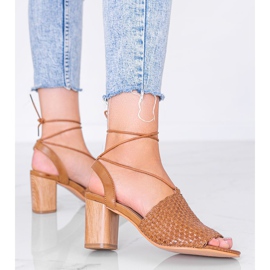 Smeđe sandale sa pletenicama na stupu Estrella smeđa 1