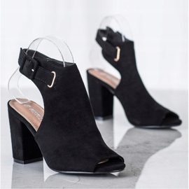 Bestelle Zatvorene sandale s kopčom crna 1