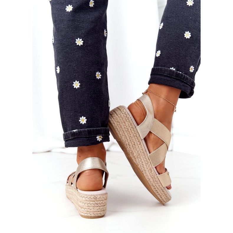 Sandale na klin s rebrastim reljefom Big Star HH274414 zlatne zlatna 2