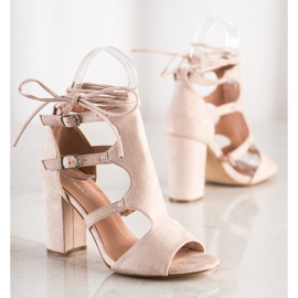 Bestelle Zatvorene sandale s povezom bež 1