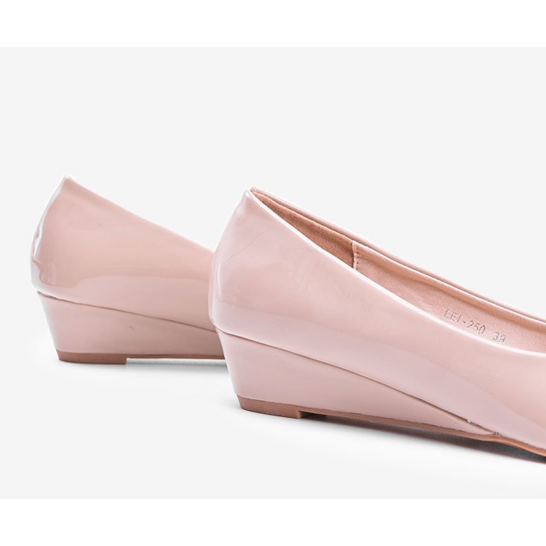 Bež pumpe na niskoj klinnoj peti Chantal 1