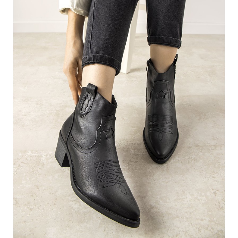 Crne kaubojske čizme s izvezenim uzorkom Mustgrow crno 2