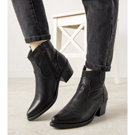 Crne kaubojske čizme s izvezenim uzorkom Mustgrow crno 1