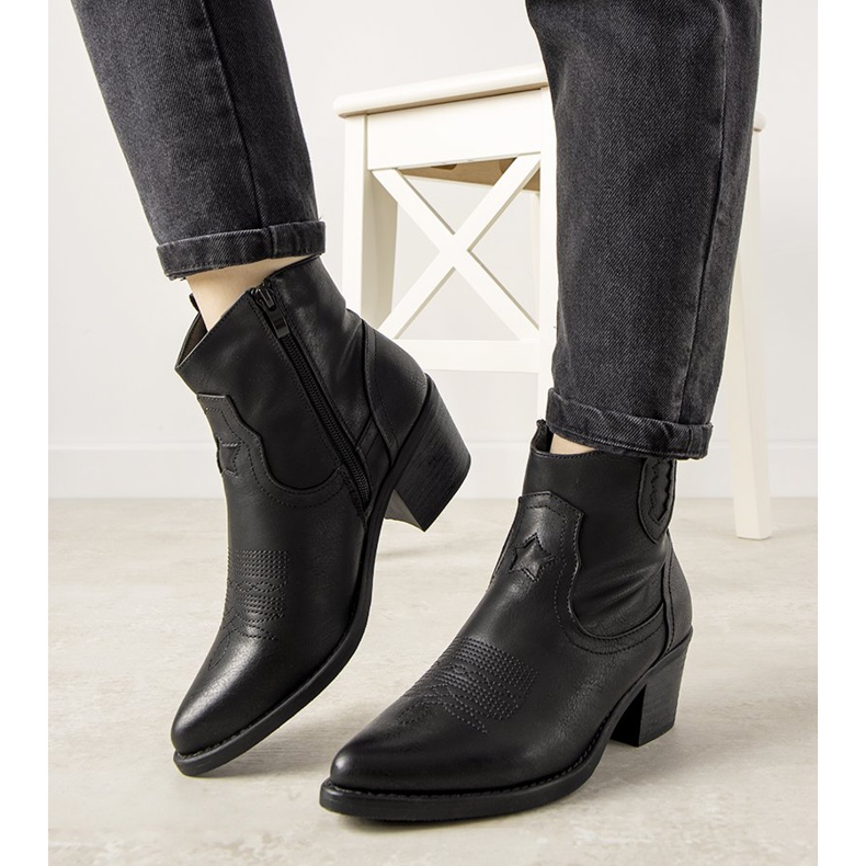 Crne kaubojske čizme s izvezenim uzorkom Mustgrow crna 1