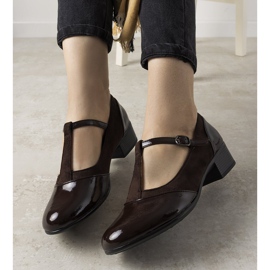 Smeđe pumpe na stupu s lakiranim nožnim prstom smeđa 1