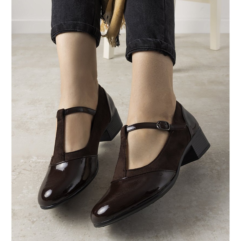 Smeđe pumpe na stupu s lakiranim nožnim prstom smeđa 1