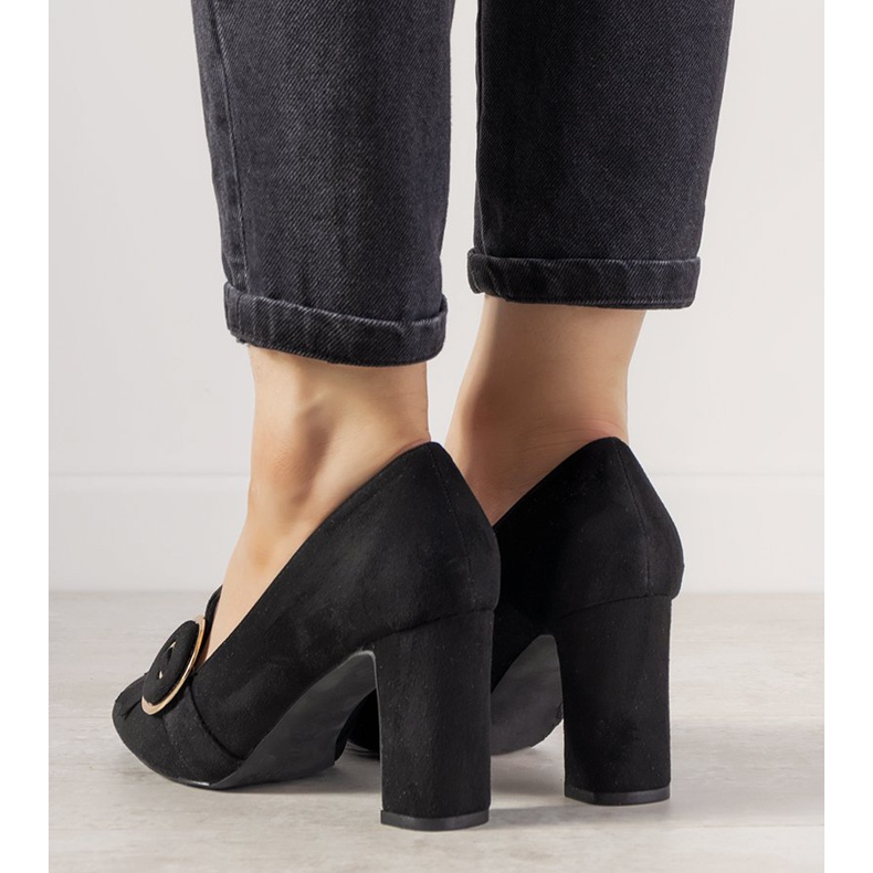 Crne crpke na stupu s kopčom za obećanje crno 1