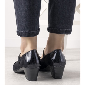 Crne pumpe na stupu s lakiranim desertnim prstom crna 1