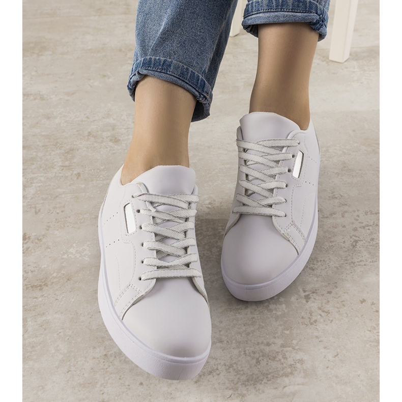 Bijele i srebrne tenisice iz tvrtke Boomshom bijela 1