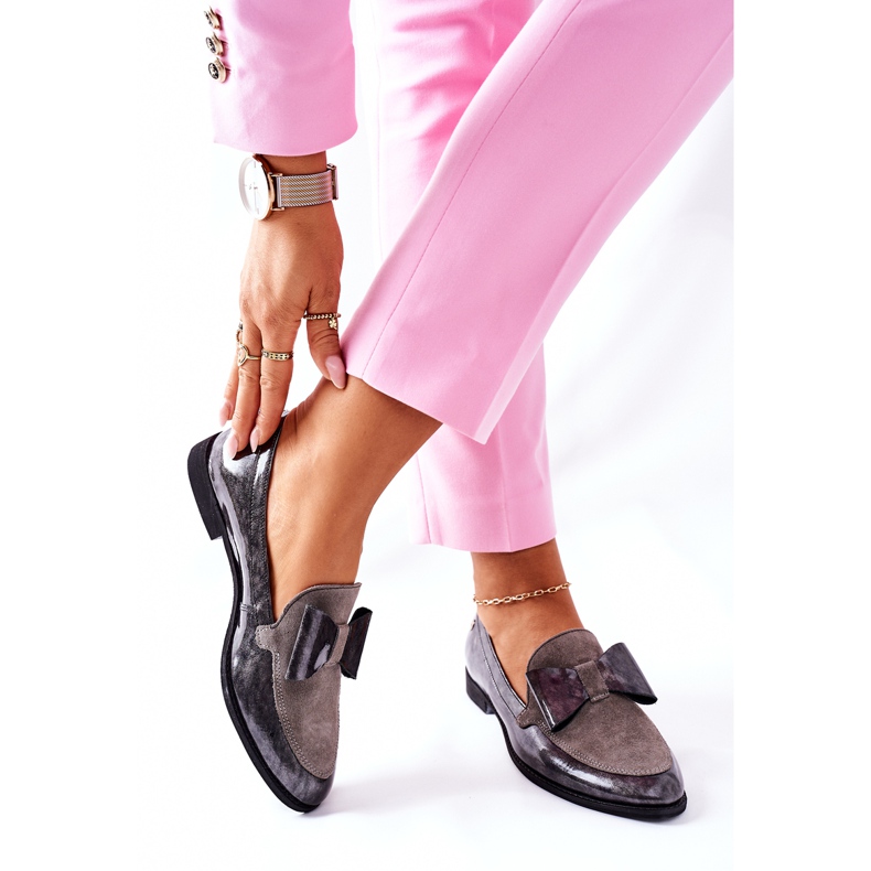 Ženske hlače Maciejka Lakirane mokasine sive boje 04099-03 / 00-1 siva 2