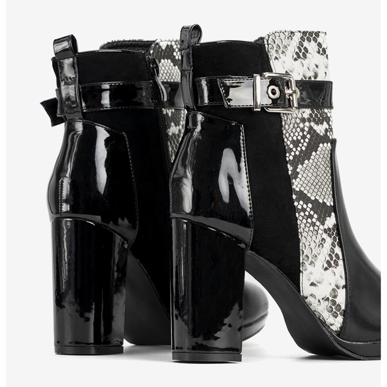 Crne gležnjače na Peggie postu crna 1