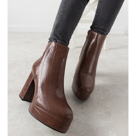 Smeđe čizme na stupu Usinaya smeđa 1