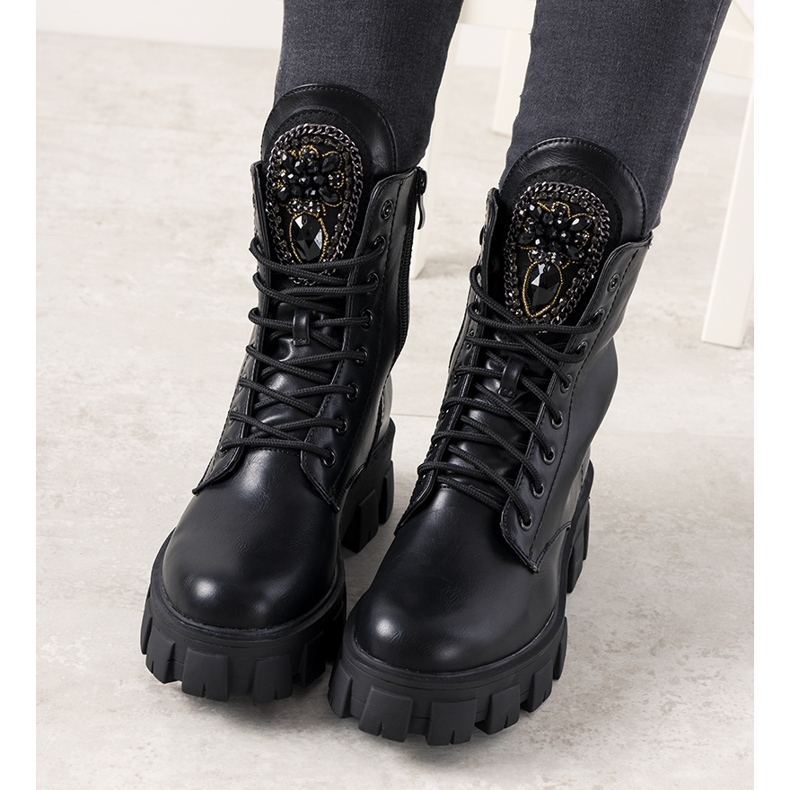 Crni hvatači s ukrasnim romskim jezikom crno 1