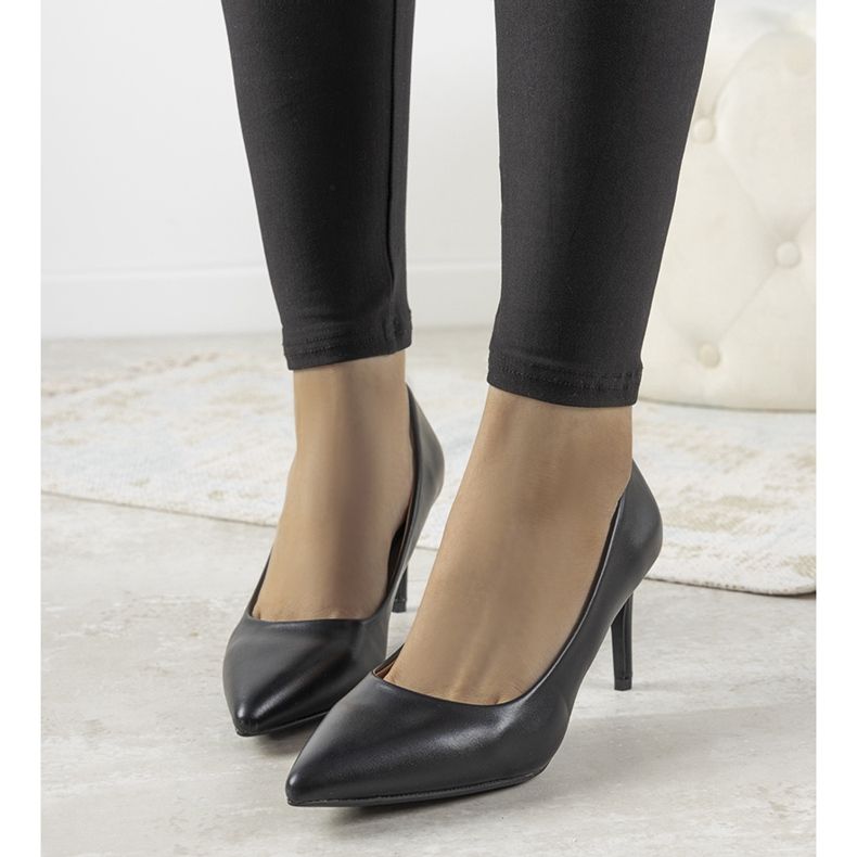 Crne klasične pumpe na štikli Isla stiletto crna 1