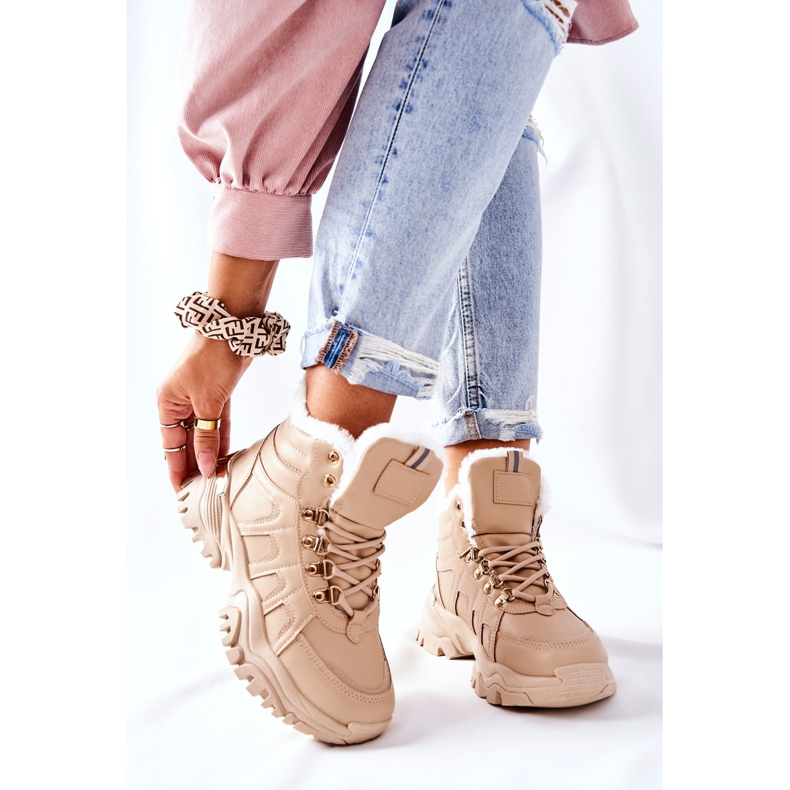 PM1 Ženske hvataljke hareshaw izolirane u bež boji 1