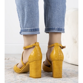 Žute pumpe na stupu Strutt žuta boja 1