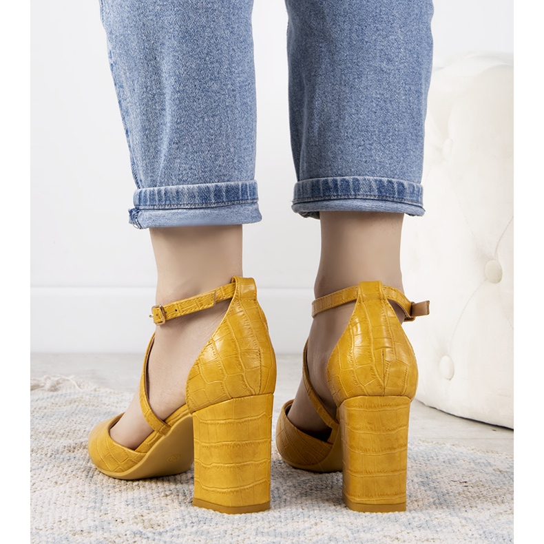 Žute pumpe na stupu Strutt žuta boja 1