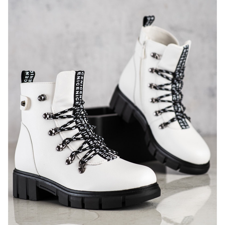 Bijeli radnici na platformi VINCEZA bijela 1