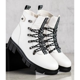 Bijeli radnici na platformi VINCEZA bijela 2