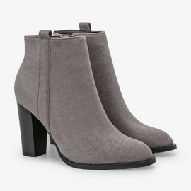 Sive gležnjače na stupu Pinata siva 1