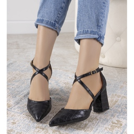 Crne crpke na stupu Strutt crno 1