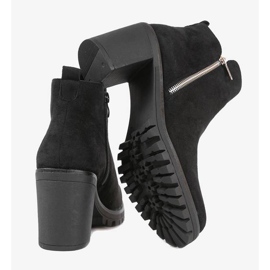 Crne gležnjače na Tiny postu crna 1