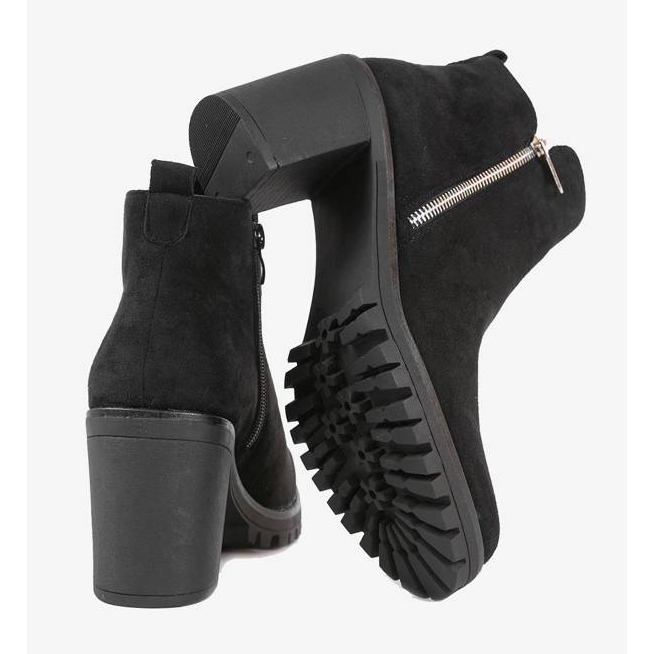 Crne gležnjače na Tiny postu crna 1