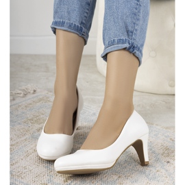 Bijele pumpe na štikli od eko kože Fink bijela 1