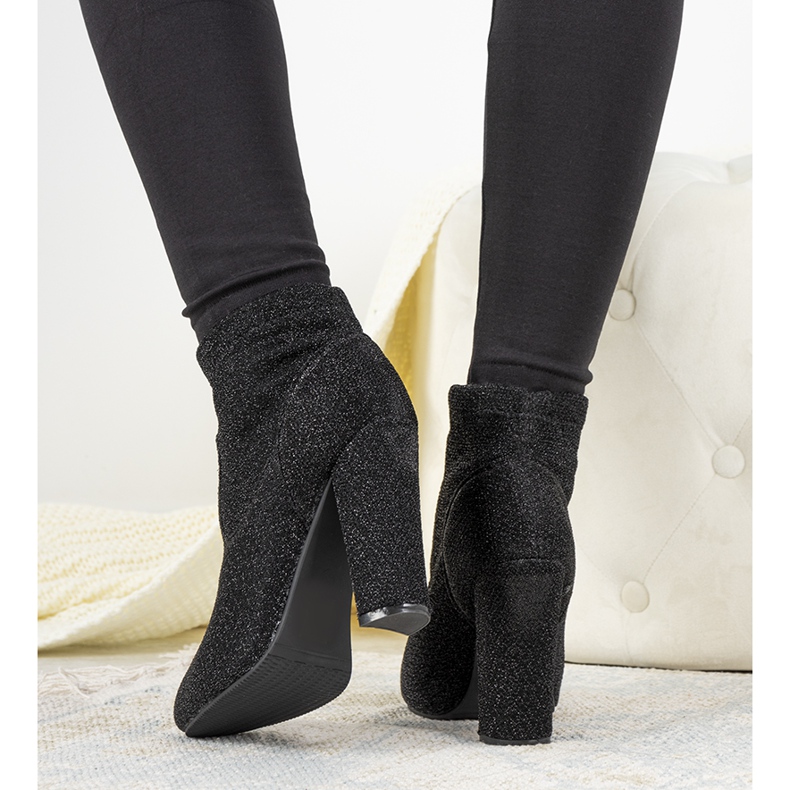 Crne sjajne gležnjače na Birgit postu crno 1