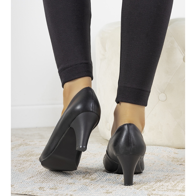 Crne pumpe na stupu Molina crna 1