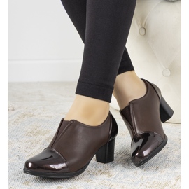 Smeđi brogovi na mjestu Villareala smeđa 1