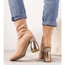 Ružičaste čizme na ukrasnom bazinskom stupu ružičasta 1