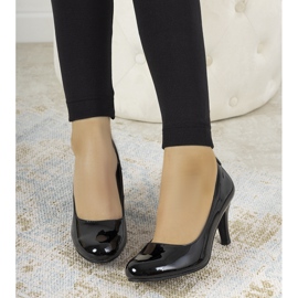 Pumpe od crnog laka na stupu Zamora crna 1