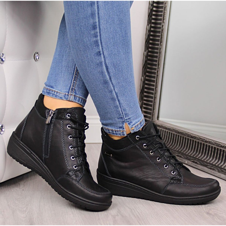 Crne kožne čizme s klinnom petom Helios W H524B crno 1