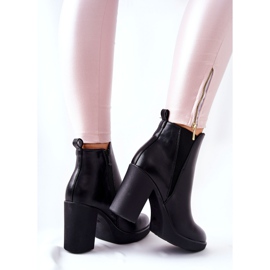 PG1 Kožne čizme na crnom linari stupu 1