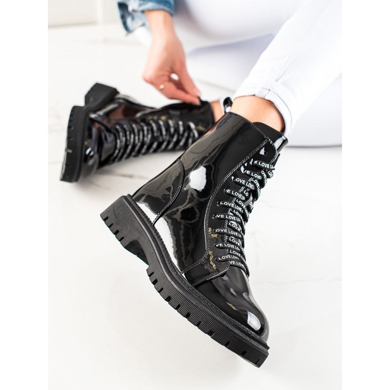 TRENDI Crne čizme na vezanje crno 1