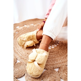 Žute krznene papuče Pamppy s pomponima bež ecru 2