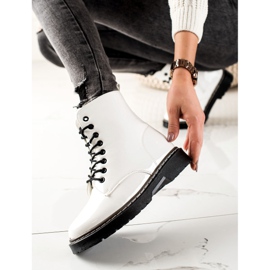 TRENDI Bijele izolirane čizme bijela 1