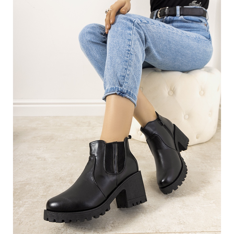 Crne izolirane čizme na Bevis stupu crna 1